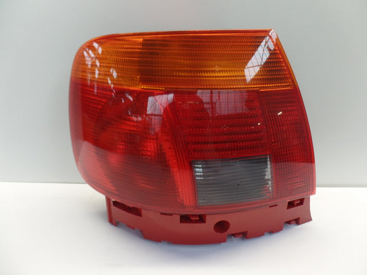 Original AUDI A4 (1994-1997) Rückleuchte Heckleuchte Außen Links 8D0945111A