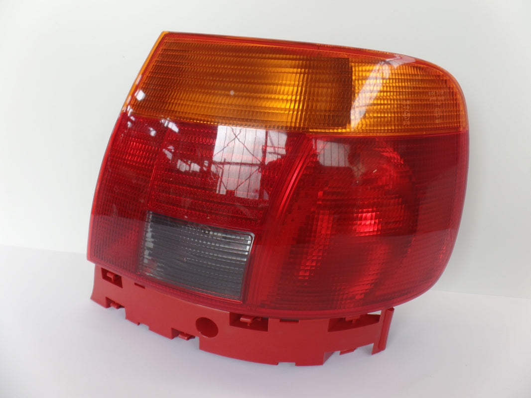 Original AUDI A4 Limousine (1995-1997) Heckleuchte Rückleuchte Rechts 8D0945112A
