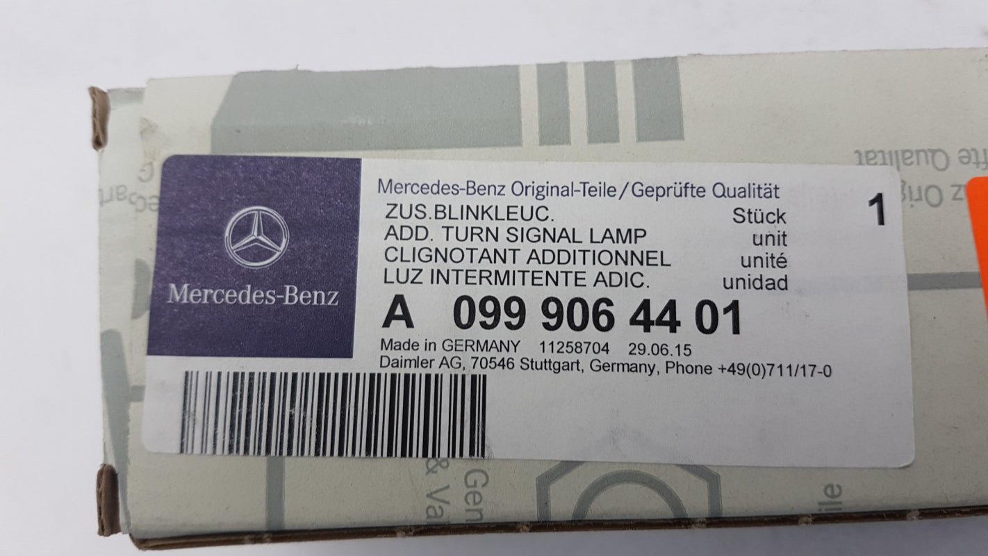 Original MERCEDES-BENZ C-klasse W205 Zusatzblinkleuchte rechts A0999064401