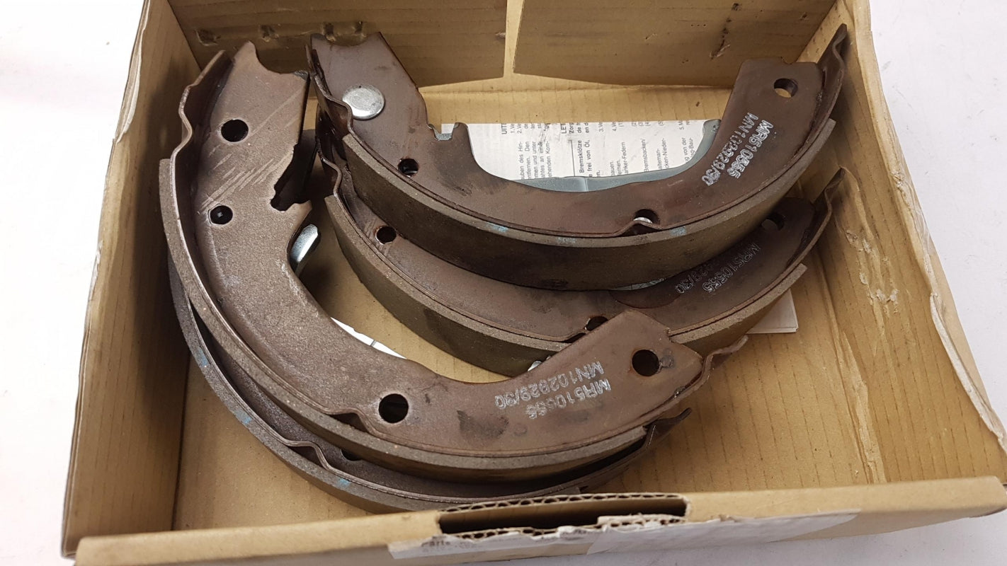Original OE MITSUBISHI Feststellbremse Bremsbackensatz MN186248
