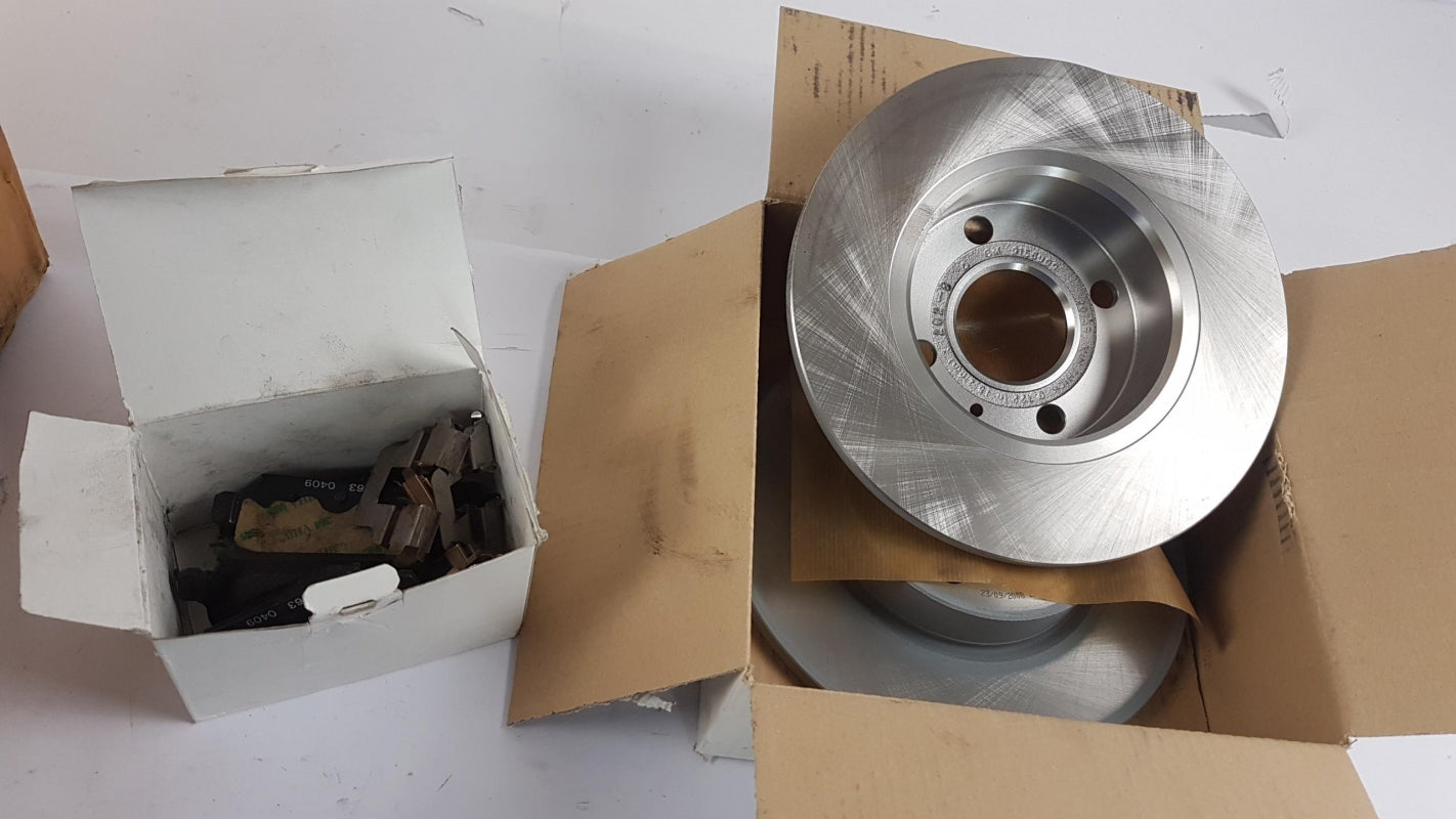 Original OE OPEL Bremsensatz 2 Bremsscheiben + 4 Bremsbeläge 93182593