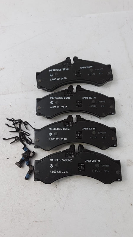 Original MERCEDES-BENZ Sprinter W904 Bremsbeläge Vorne A0084204920