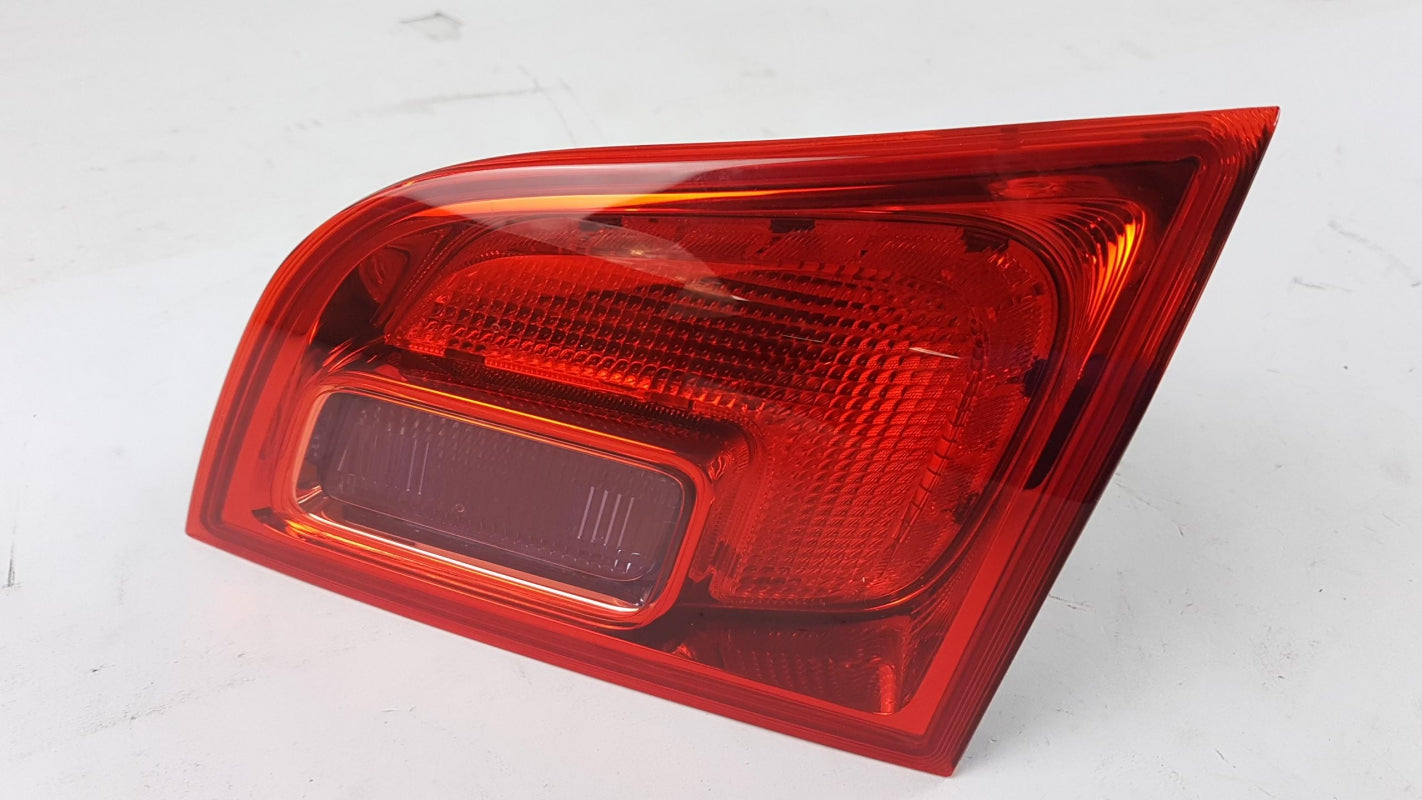 Original OPEL Astra-J Caravan Heckleuchte Rückleuchte innen Rechts 13282247
