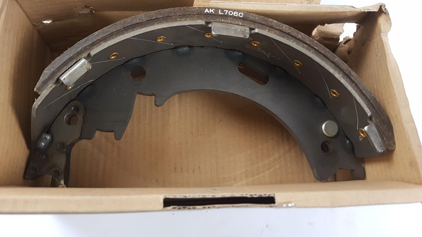 Original OE MITSUBISHI Bremsbackensatz MK326921