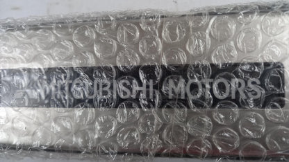 Original OE MITSUBISHI Einstiegsleisten Satz MZ590877EX