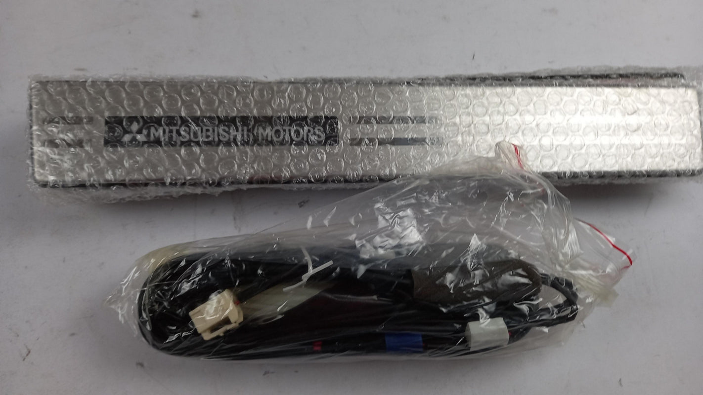 Original OE MITSUBISHI Einstiegsleisten Satz MZ590877EX