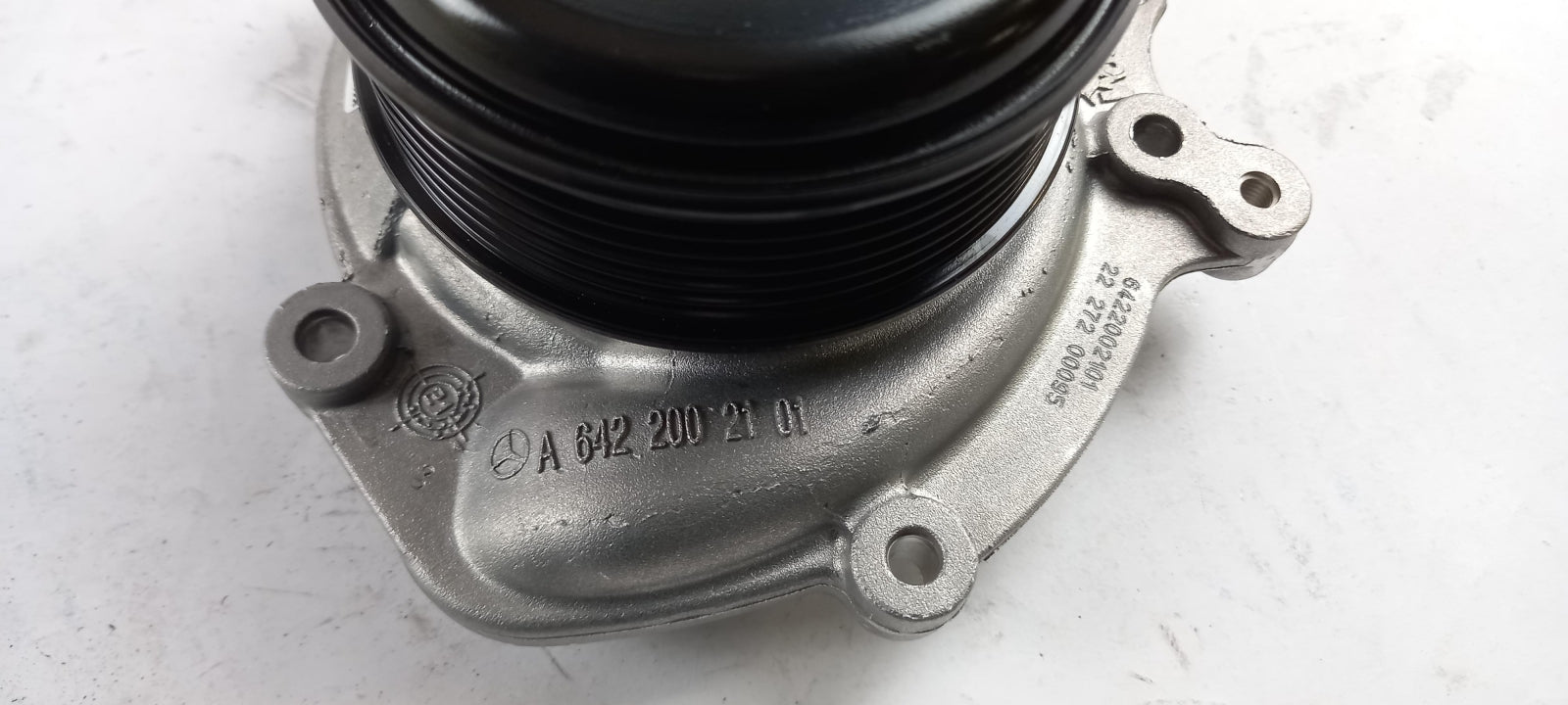 Original MERCEDES-BENZ C218 W213 W212 W222 W251 OM642 Wasserpumpe A6422002101