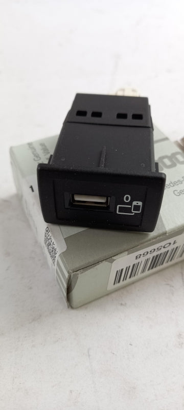 Original MERCEDES-BENZ E-Klasse W213 W238 CLS W257 USB/AUX Buchse A2138203200