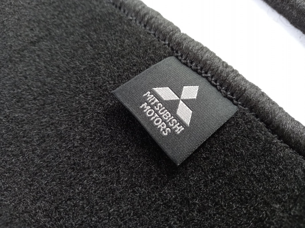 Original MITSUBISHI Pajero IV Comfort Fußmattensatz velour schwarz MZ313845