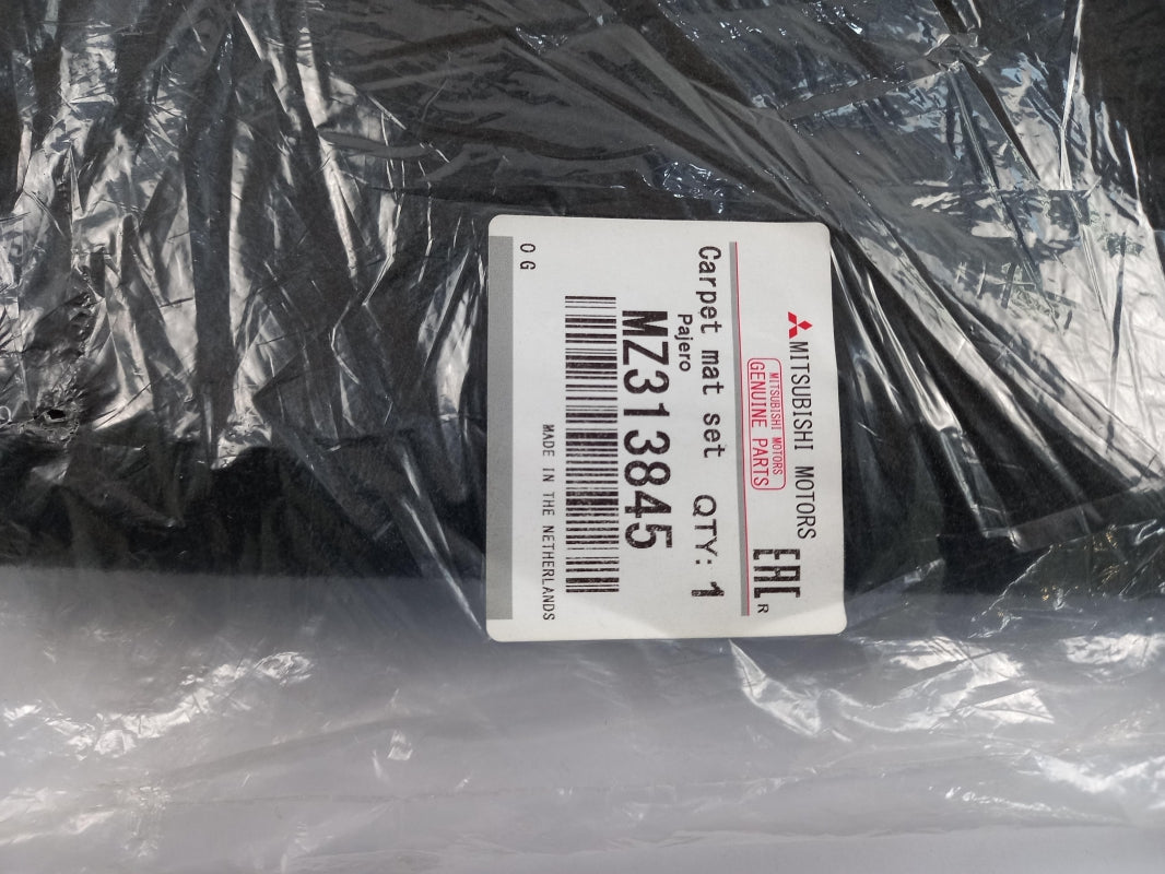 Original MITSUBISHI Pajero IV Comfort Fußmattensatz velour schwarz MZ313845
