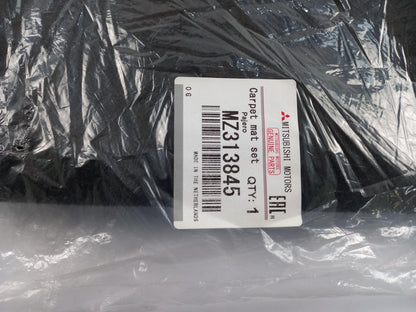 Original MITSUBISHI Pajero IV Comfort Fußmattensatz velour schwarz MZ313845