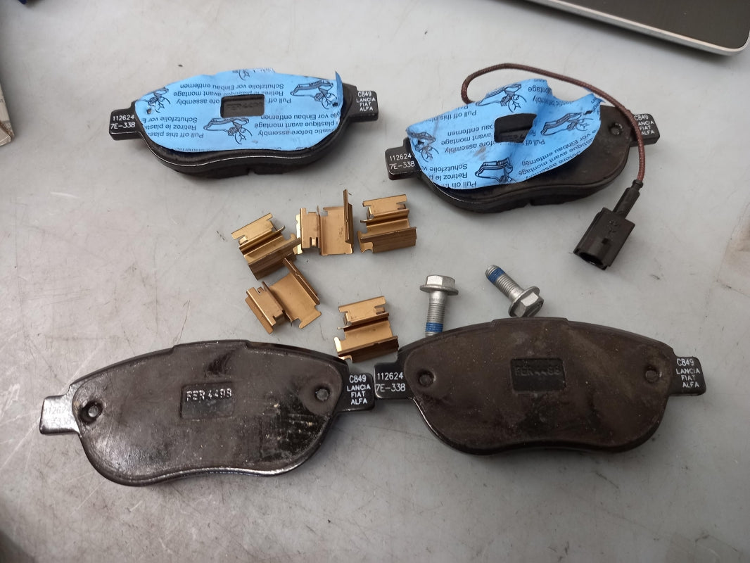 Original FIAT Nuovo Doblo 2009-2015 Bremsbeläge mit Warnkontakt Vorne 77365379