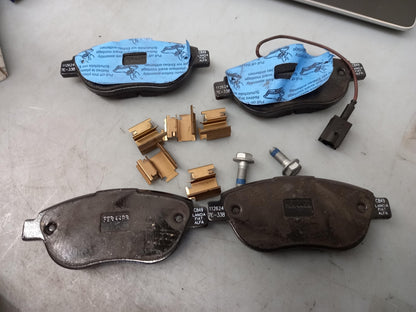 Original FIAT Nuovo Doblo 2009-2015 Bremsbeläge mit Warnkontakt Vorne 77365379