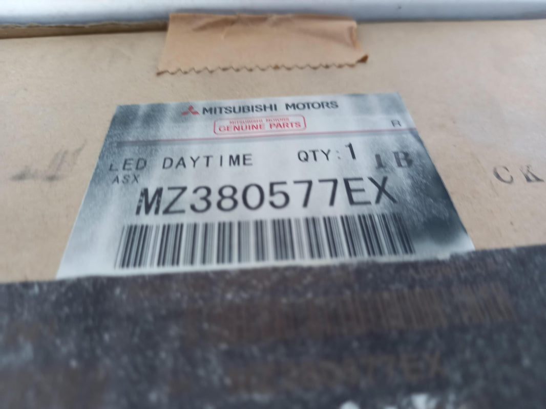Original OE MITSUBISHI Tagfahrlicht Satz MZ380577EX