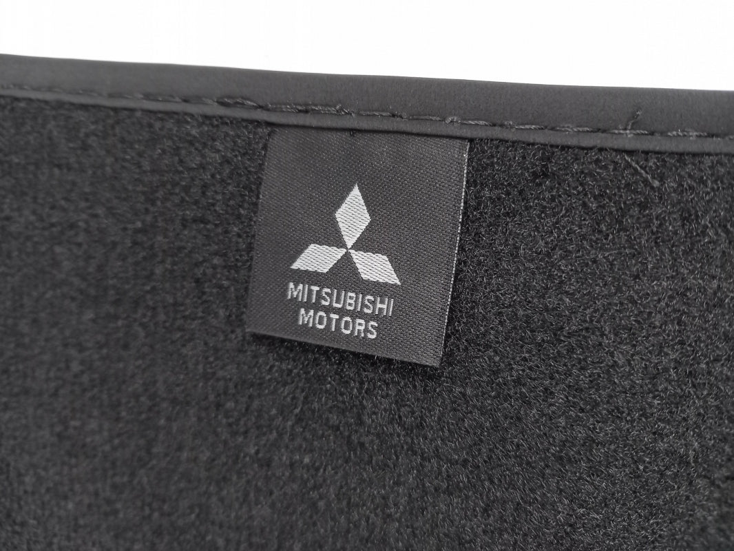 Original OE MITSUBISHI Fußmattensatz MZ314719