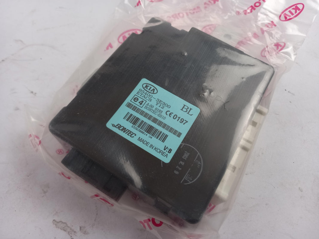 Original KIA Sorento (02-03) central locking control unit module 954003E300 