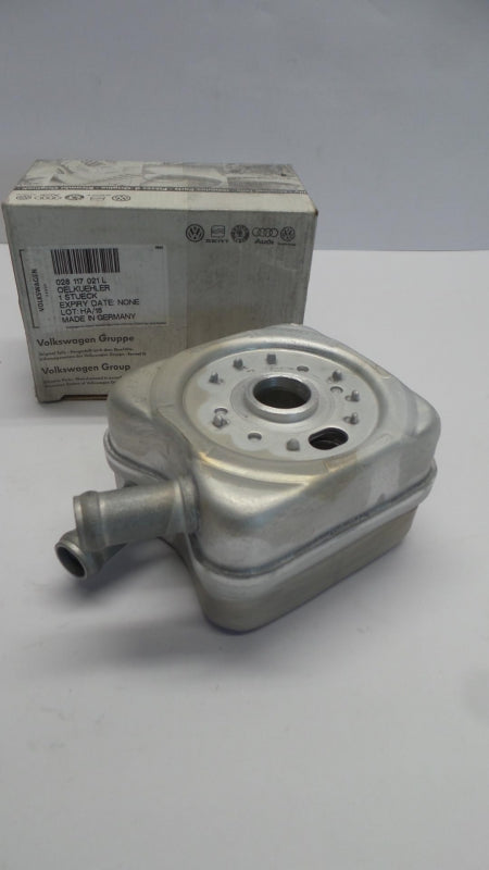 Original AUDI A2-A4 A6 VW Caddy Golf Passat Touran T5 Motorölkühler 028117021L