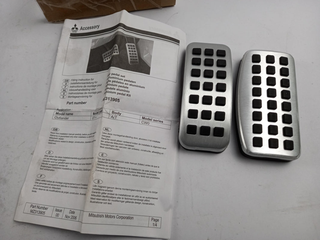 Original OE MITSUBISHI Pedalauflagen MZ313905