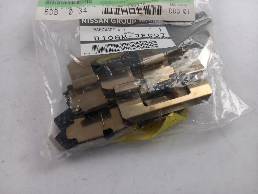 Original OE NISSAN Scheibenbremsbeläge Zubehörsatz D108MJE00J