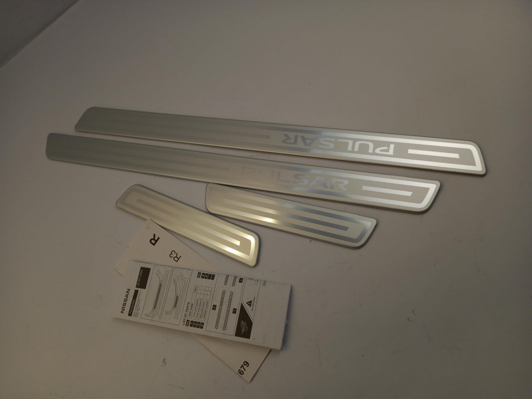 Original OE NISSAN Einstiegsleisten Satz KE9673Z500