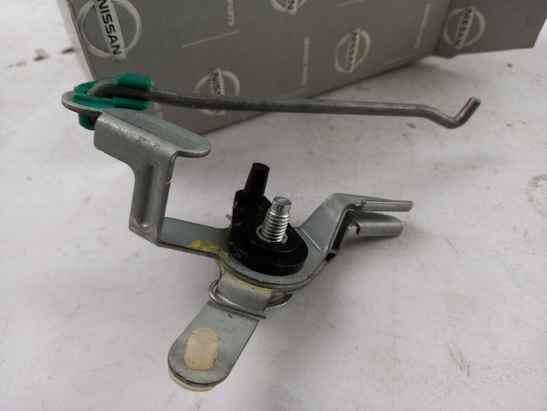 Original OE NISSAN Kofferraum Scharnier 846709F500
