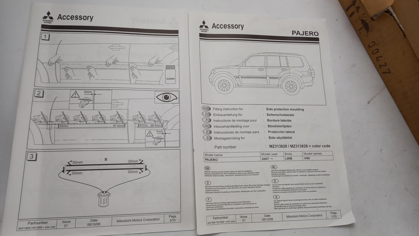 Original OE MITSUBISHI Türzierleisten Satz M313828X24
