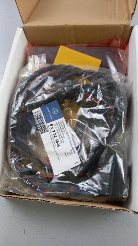 Original MERCEDES-BENZ iPod Interface Kit (Code 810) B67824503