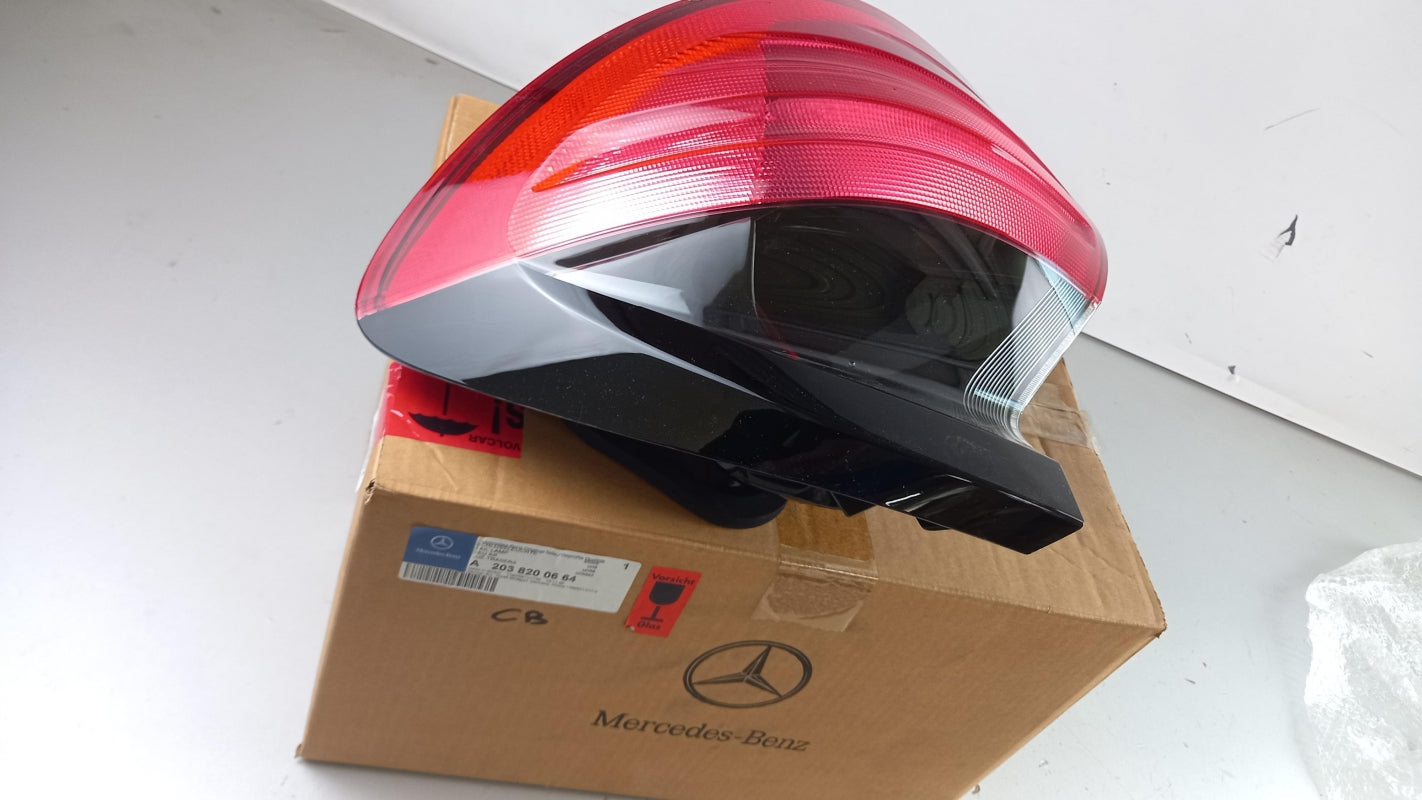 Original OE MERCEDES-BENZ Heckleuchte A2038200664