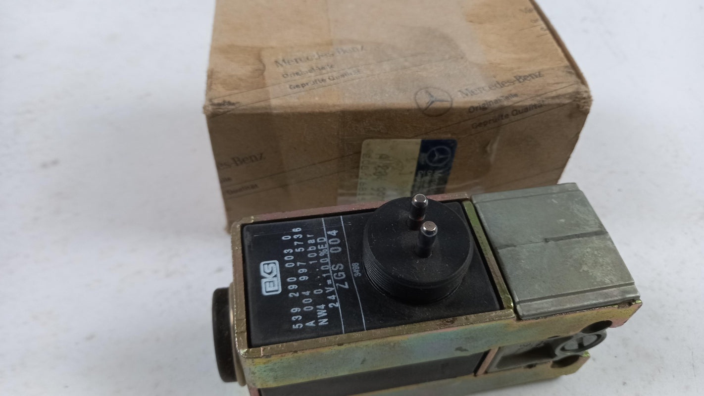 Original MERCEDES-BENZ Axor Atego Magnetventil A0049975736