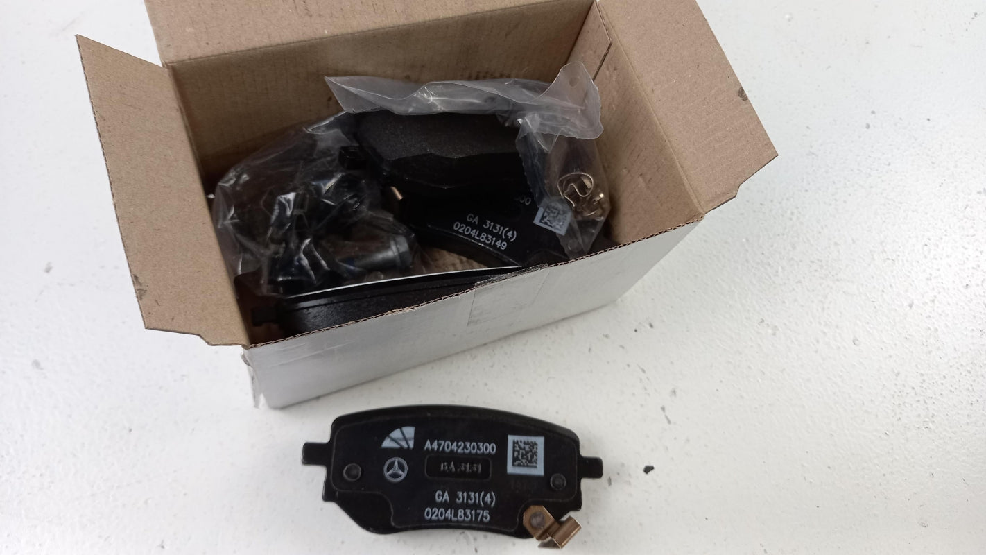 Original MERCEDES-BENZ X-Klasse W470 Bremsbeläge Satz Hinten A4704230600
