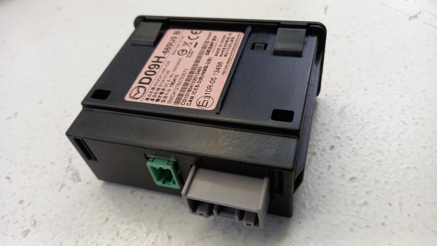 Original MAZDA 2 (DJ/DL) CX-3 (DK) CX-9 (TC) USB/AUX Buchse D09H669U0B