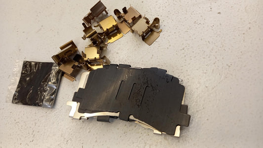 Original MAZDA 6 (GJ) Scheibenbremsbeläge Befestigungssatz vorne GHY13329Z