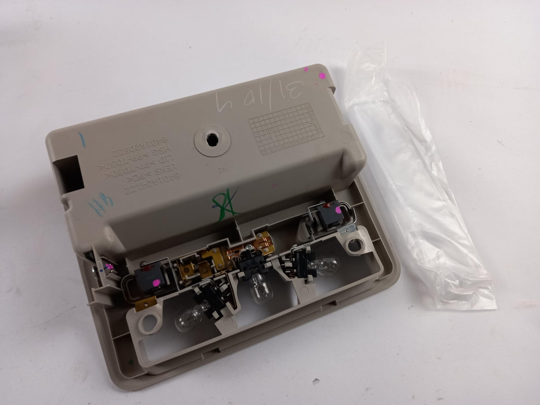 Original OE MITSUBISHI Innenleuchte 8401A206HB
