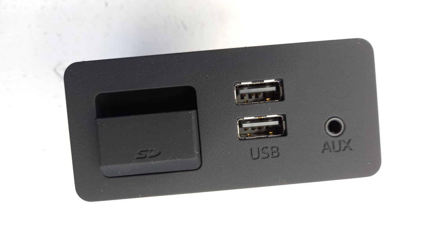 Original MAZDA 2 (DJ/DL) CX-3 (DK) CX-9 (TC) USB/AUX Buchse D09H669U0B