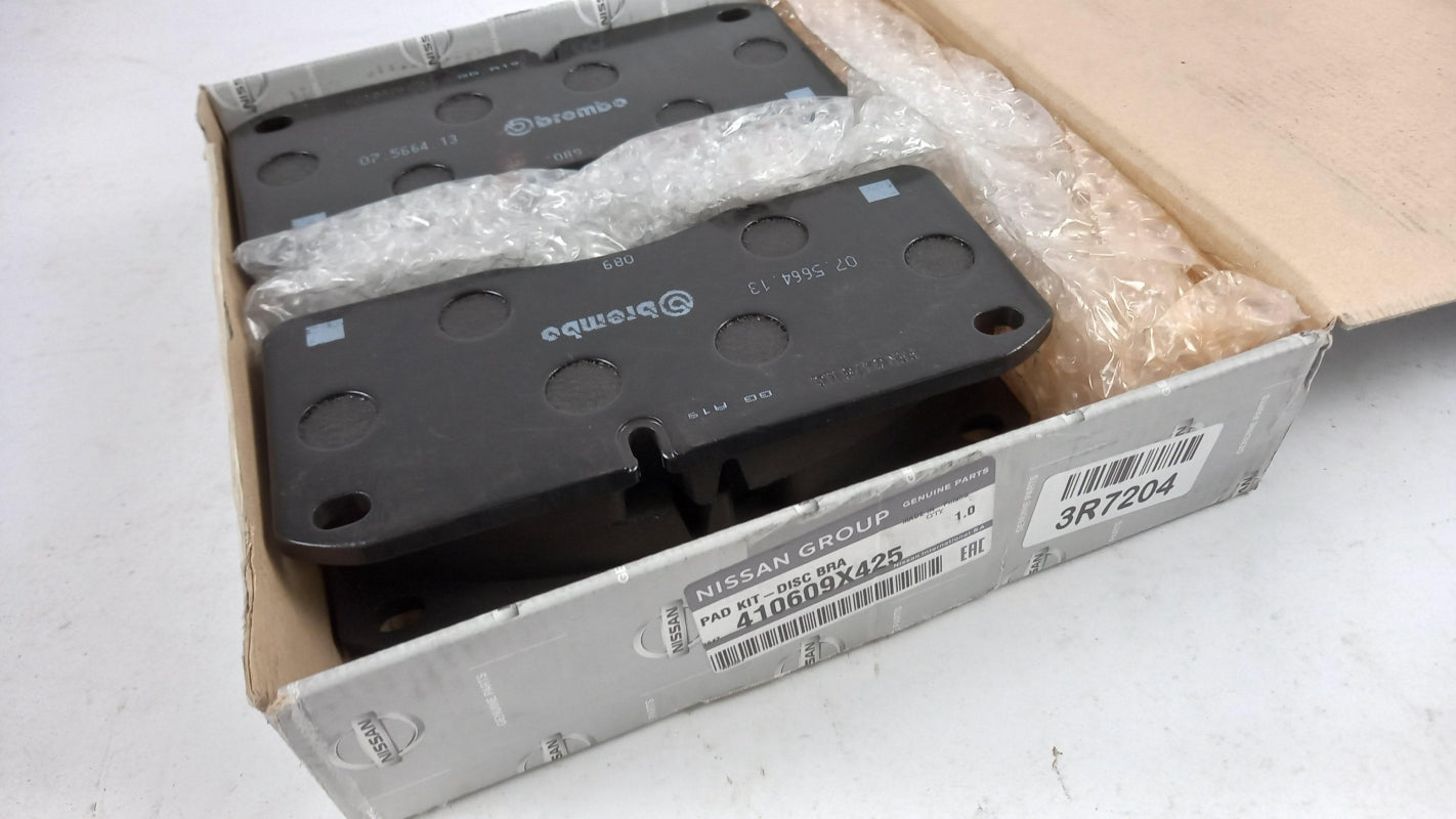 Original NISSAN Atleon (2011-2013) Bremsklötze Bremsbeläge Satz Vorne 410609X425