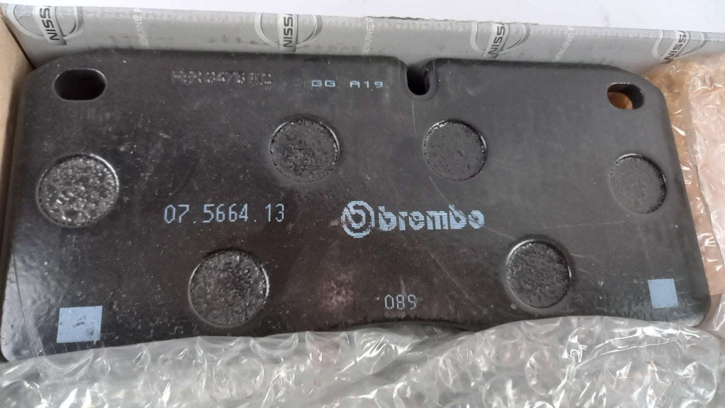 Original NISSAN Atleon (2011-2013) Bremsklötze Bremsbeläge Satz Vorne 410609X425