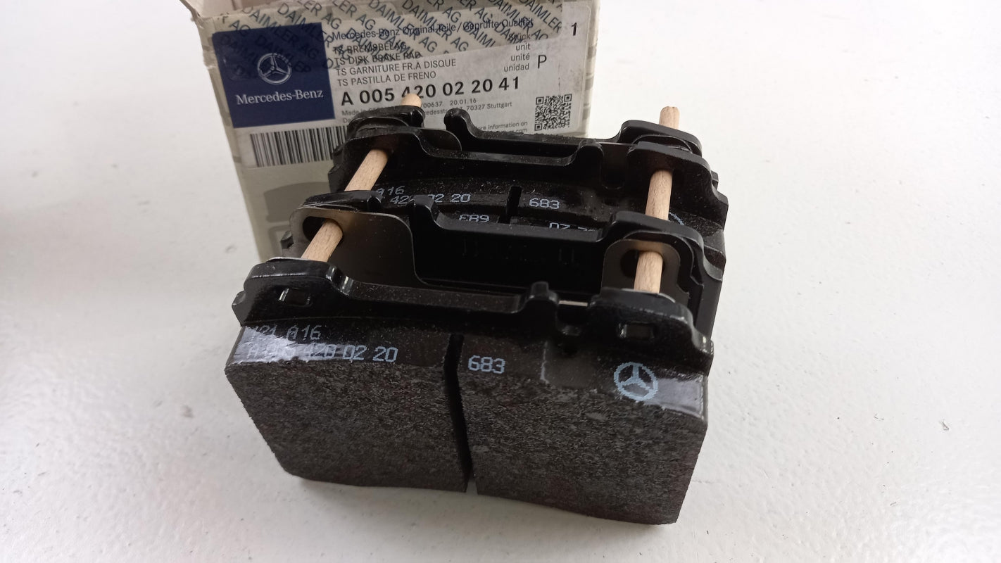 Original OE MERCEDES-BENZ Bremsbeläge A005420022041
