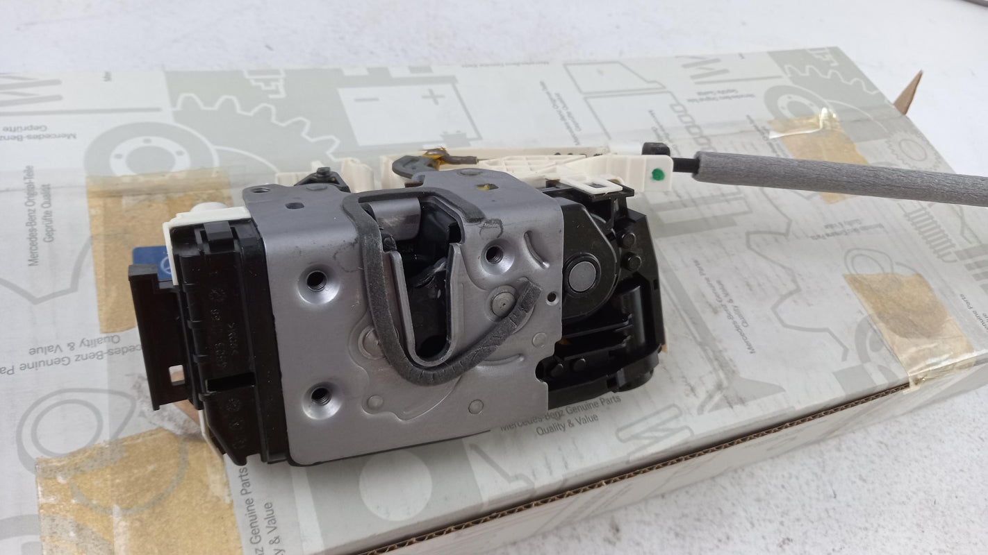 Original MERCEDES-BENZ C-klasse W204 GLK X204 Türschloss vorne links A2047201135