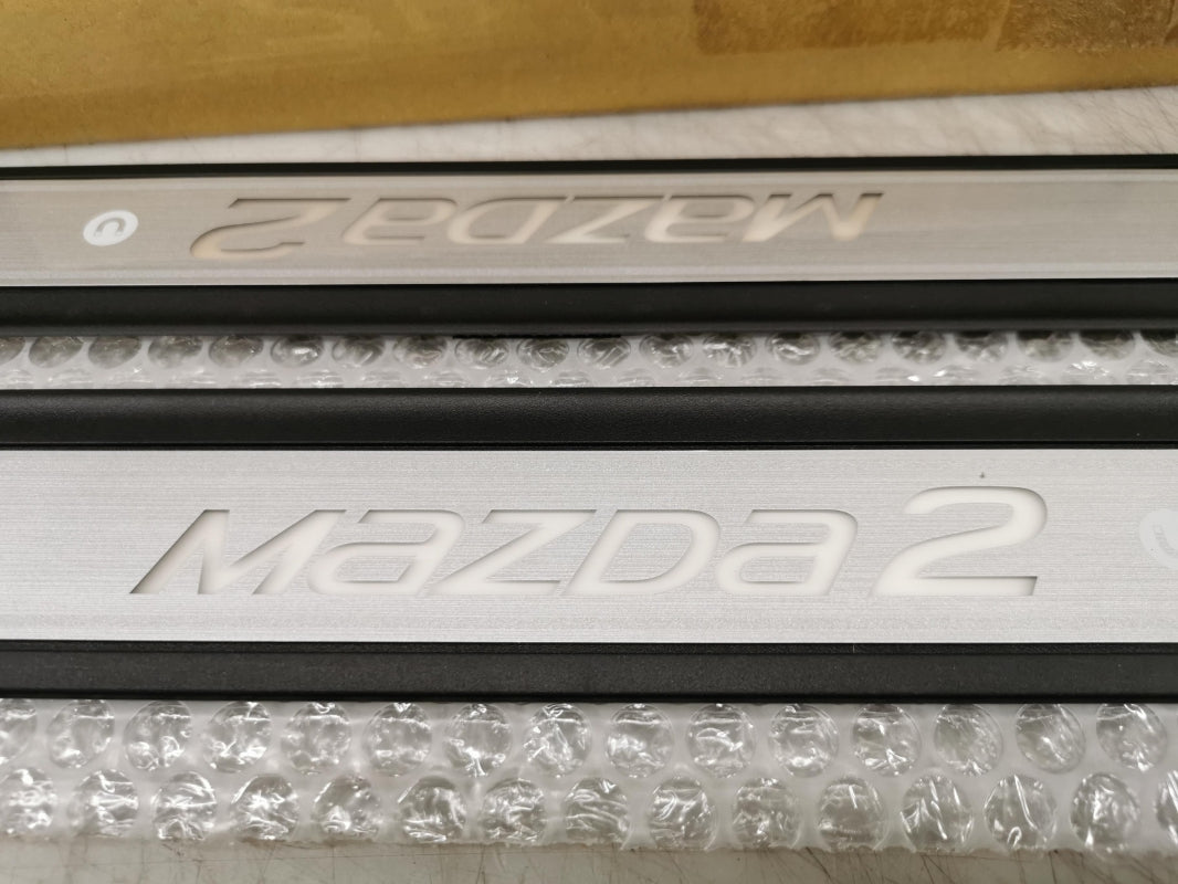 Original MAZDA 2 (DJ) Einstiegsleisten Satz beleuchtet vorne DA6DV1370