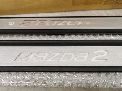 Original MAZDA 2 (DJ) Einstiegsleisten Satz beleuchtet vorne DA6DV1370