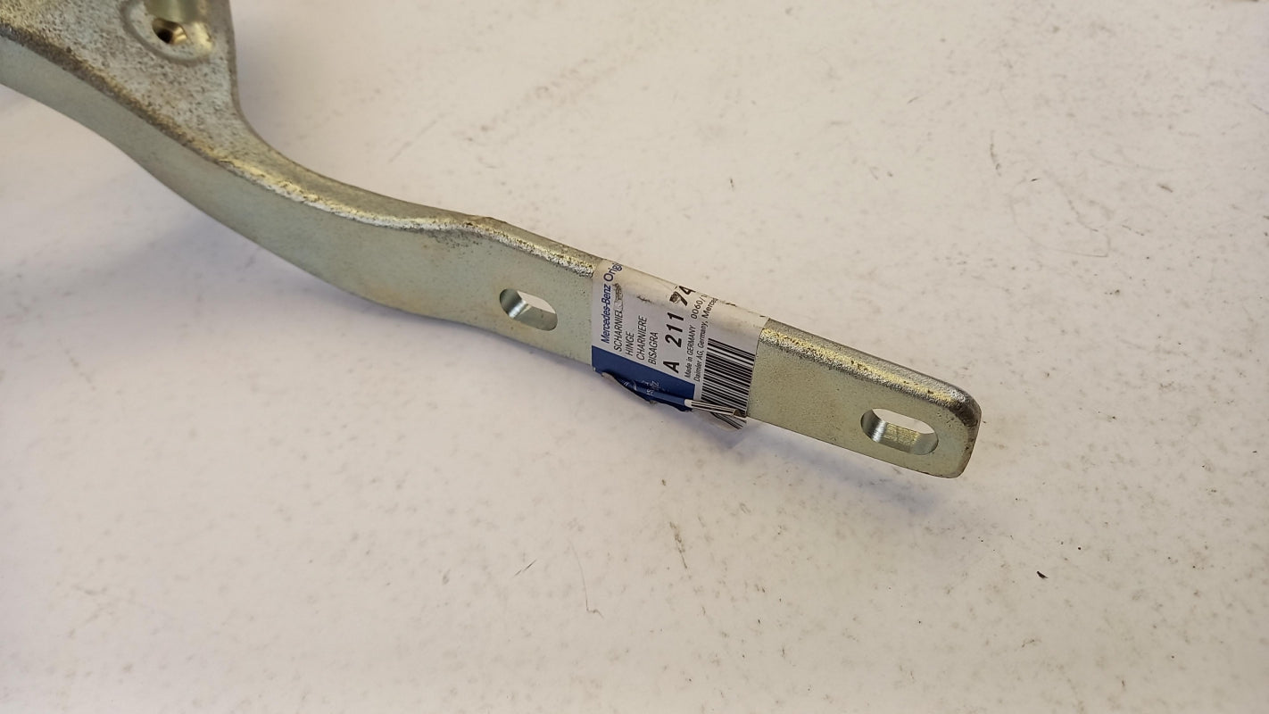 Original MERCEDES-BENZ E-klasse S211 Heckklappenscharnier rechts A2117400437