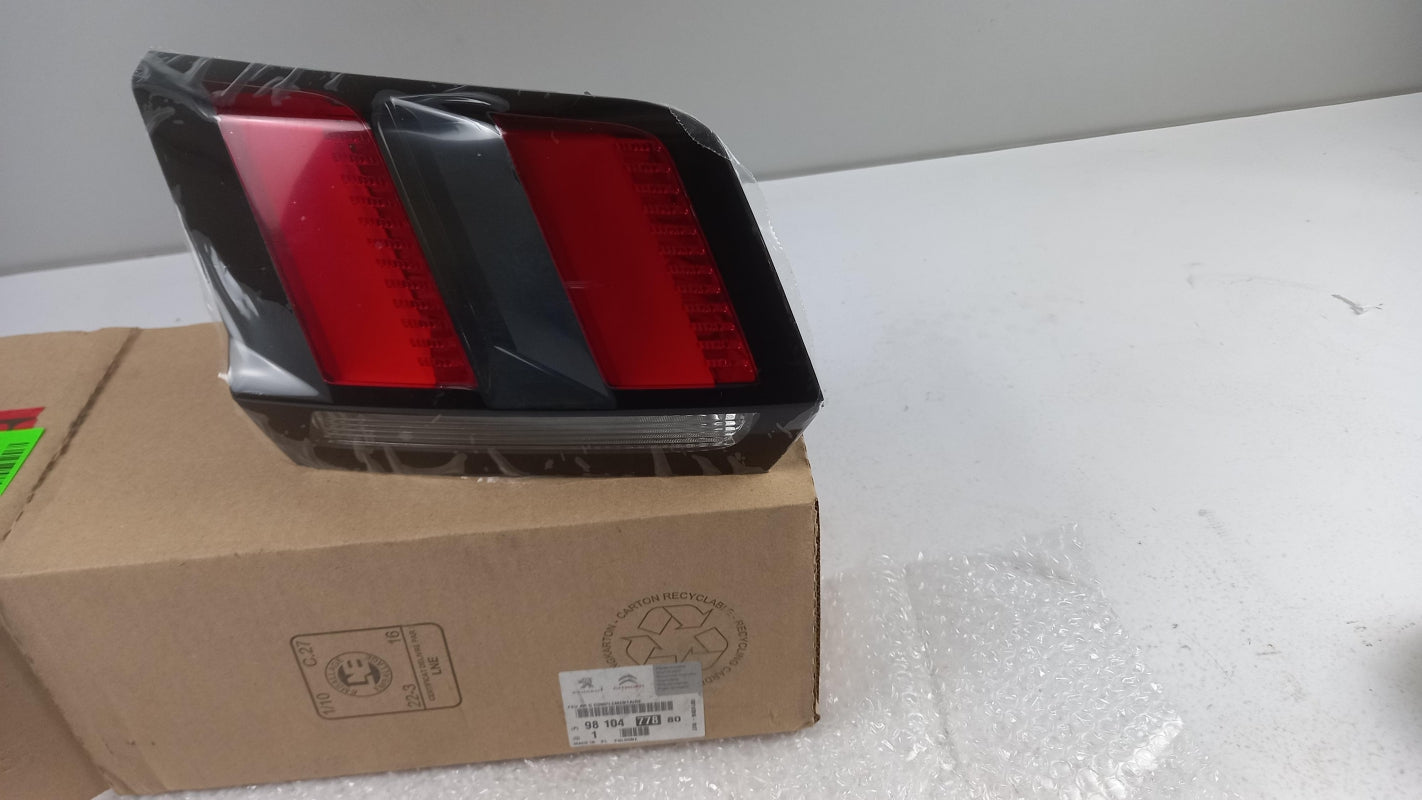 Original OE Peugeot Heckleuchte 9810477880