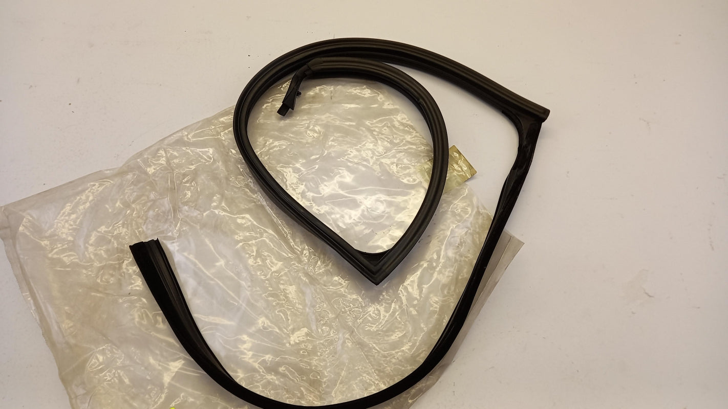 Original OPEL Omega-A Estate Fensterführung hinten rechts 90377454