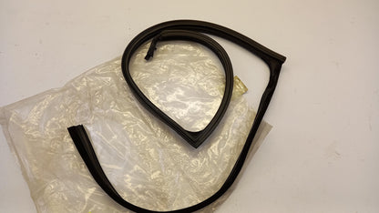 Original OPEL Omega-A Estate Fensterführung hinten rechts 90377454