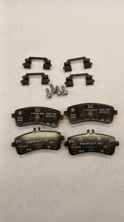 Original MERCEDES-BENZ AMG GT 190 (20-21) Bremsbeläge Satz Hinten A0004203904
