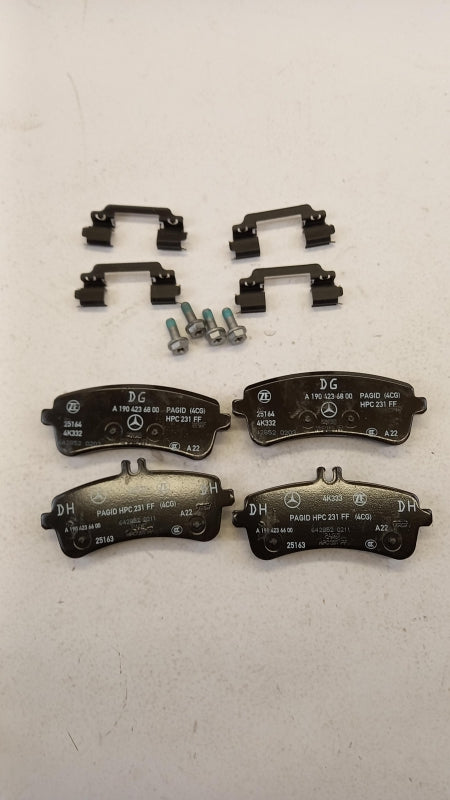 Original MERCEDES-BENZ AMG GT 190 (20-21) Bremsbeläge Satz Hinten A0004203904