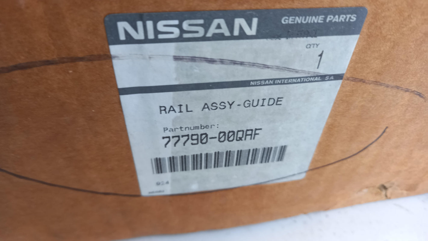 Original OE NISSAN Tür Führungsschiene 7779000QAF