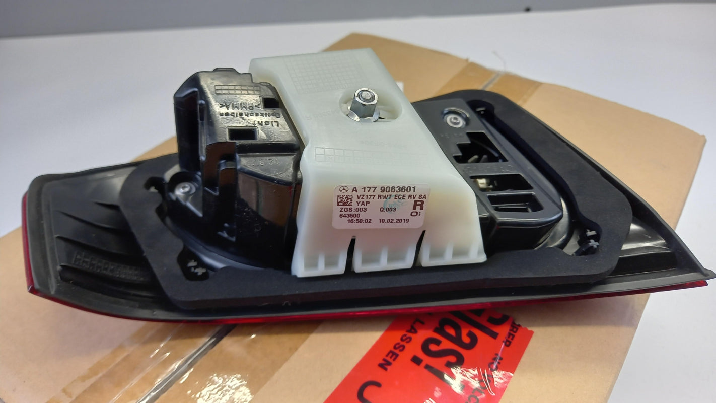 Original OE MERCEDES-BENZ Heckleuchte A1779063601