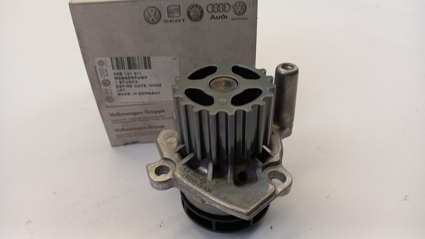 Original AUDI A3 A4 (B7) VW Golf V Passat B6 Touran 2.0TDI water pump 03G121011 