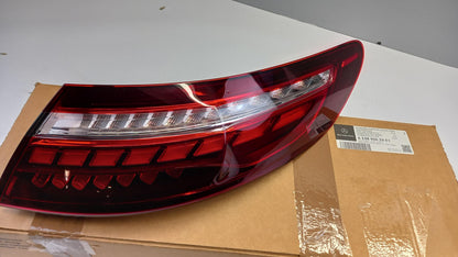 Original MERCEDES-BENZ C238 Heckleuchte Rückleuchte Außen Rechts A2389062901